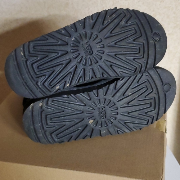 Ugg toddler cardi boot. Size 12. Black knit. - Picture 6 of 12